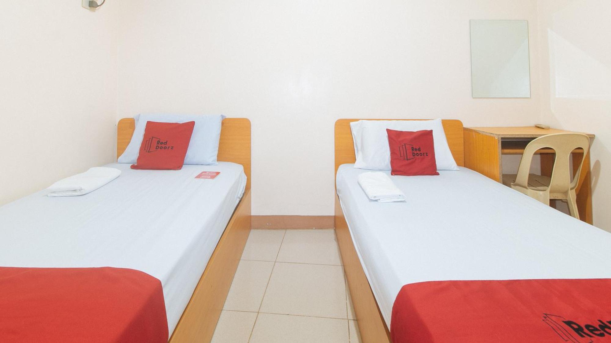 Reddoorz @ Asiana Pension Inn Mandawe Extérieur photo