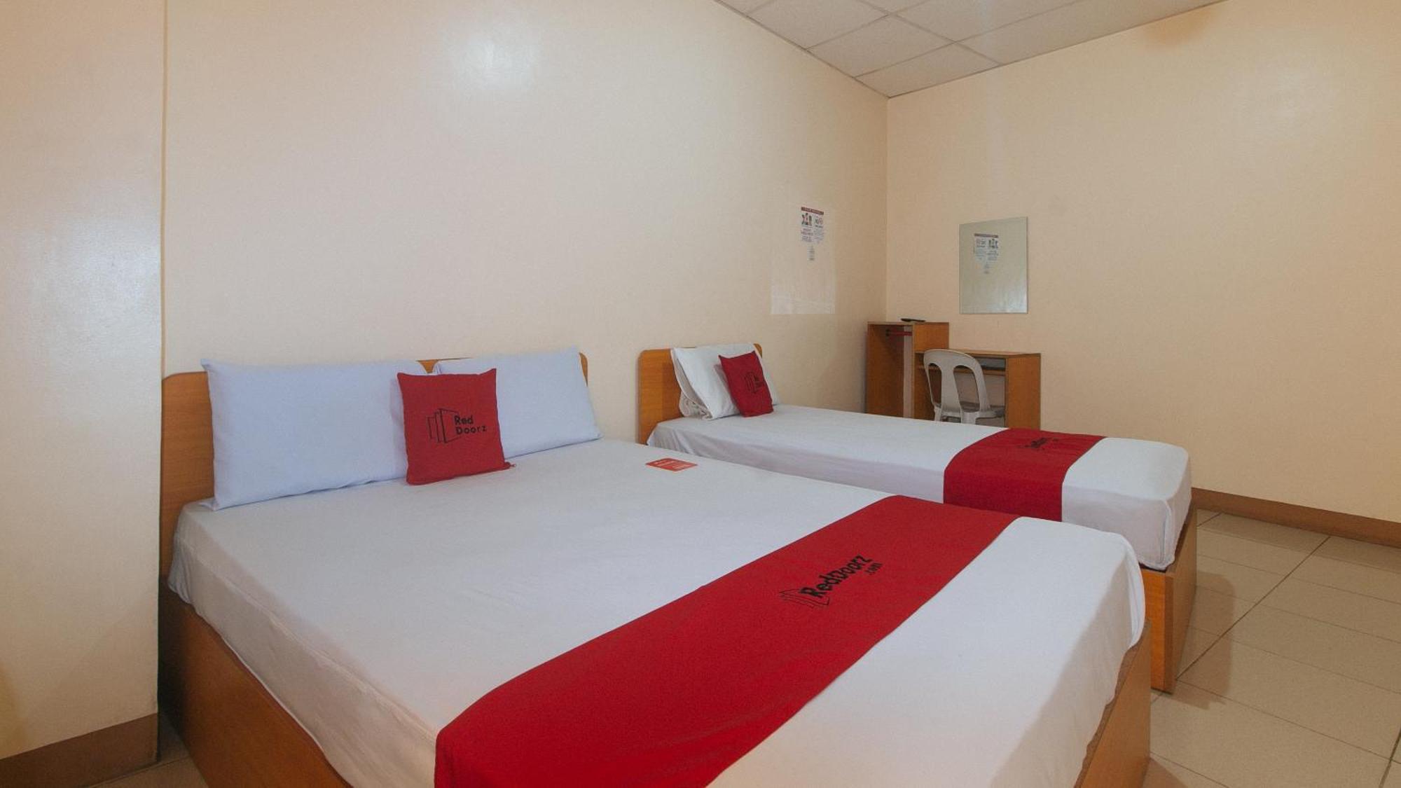 Reddoorz @ Asiana Pension Inn Mandawe Extérieur photo