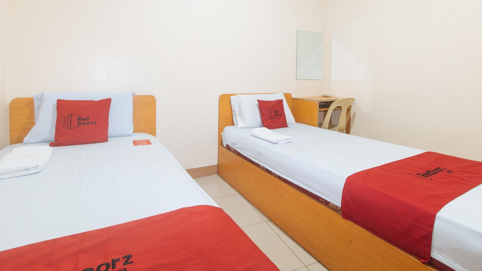 Reddoorz @ Asiana Pension Inn Mandawe Extérieur photo